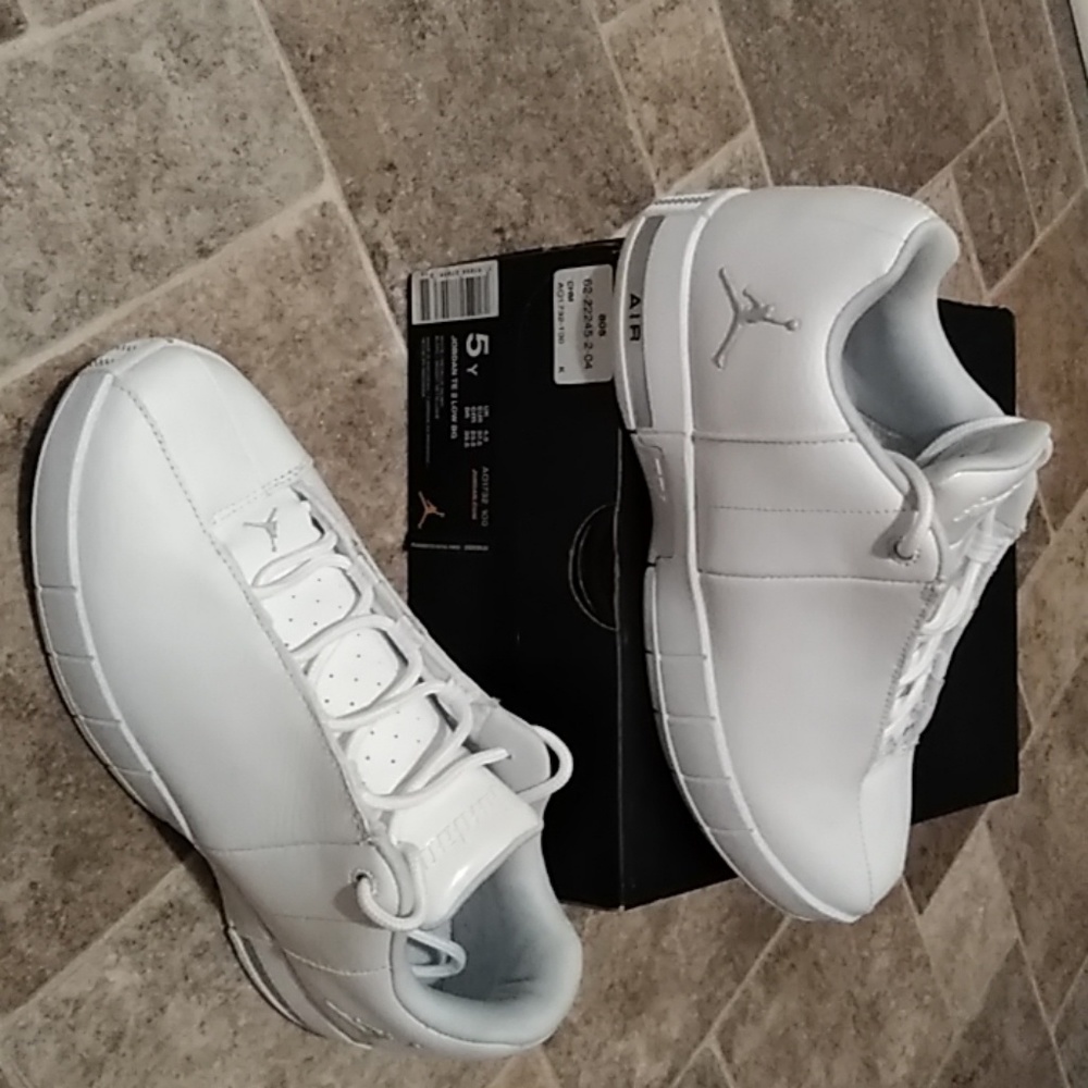 JORDAN TE 2 LOW BG